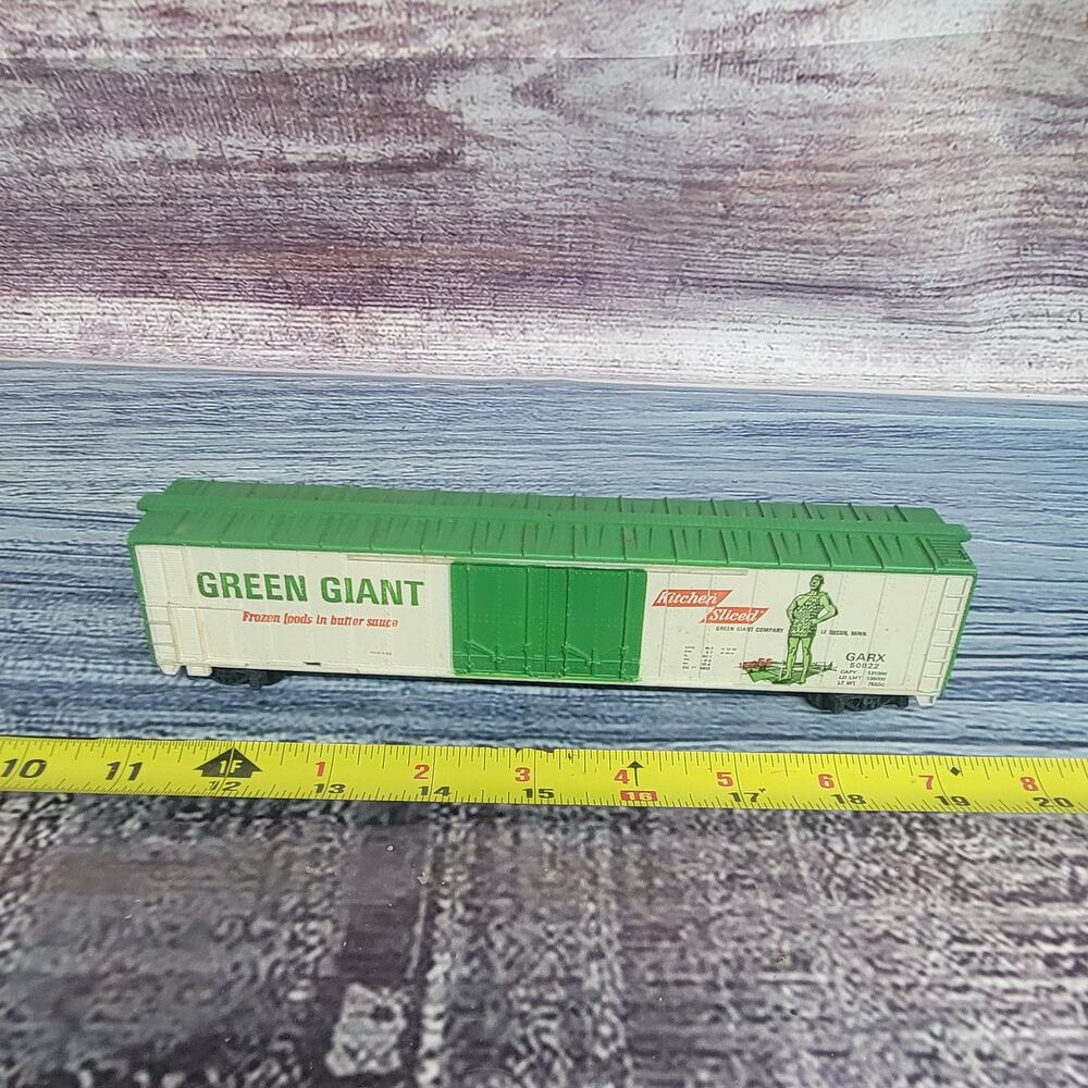 Vintage H.O scale Green Giant train boxcar green/white